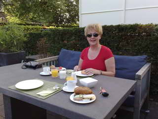 Ingrid aan het ontbijt Ingrid aan het ontbijt