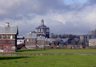 Het huidige binnenbassin met zicht op de watertoren Het huidige binnenbassin met zicht op de watertoren