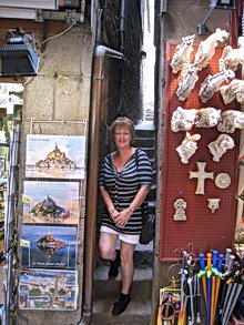 Ingrid in nauwe straat bij Mont Saint-Michel