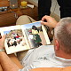 Ron bekijkt de foto's van Jan en Bertina