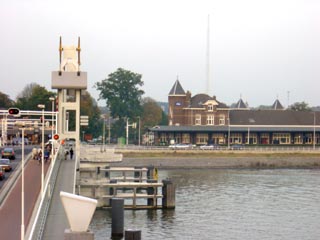 Brug over de IJssel en het NS-station
