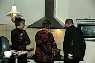 Marianne, Ingrid en Alex in de keuken Marianne, Ingrid en Alex in de keuken