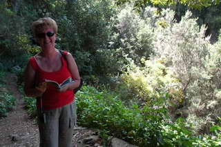 Ingrid leest over de petrogliefen Ingrid leest over de petrogliefen