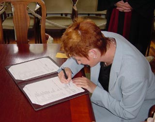 Karin zet handtekening